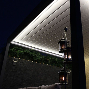 Pergola bioclimatique Lounge sur mesure avec éclairage à leds