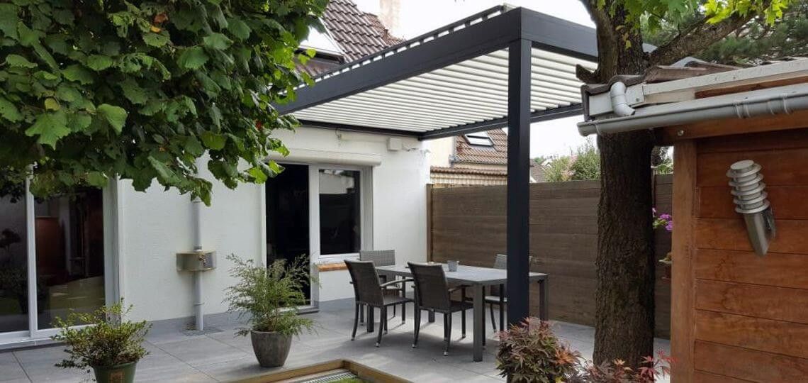 Un coin de terrasse accueillant sous la pergola