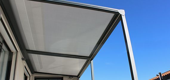 Pergola rétractable ciel bleu