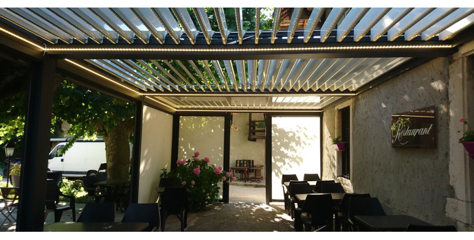 Manger à l'abri d'une pergola