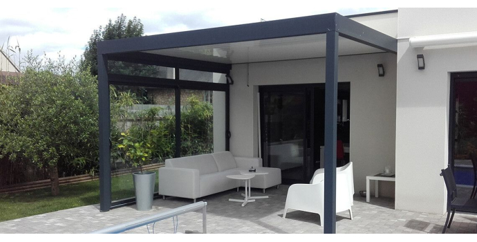 Une pergola agrémentée de menuiseries