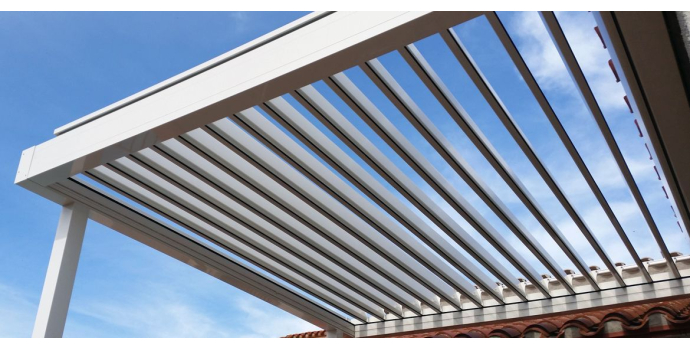 Avec les pieds déportés